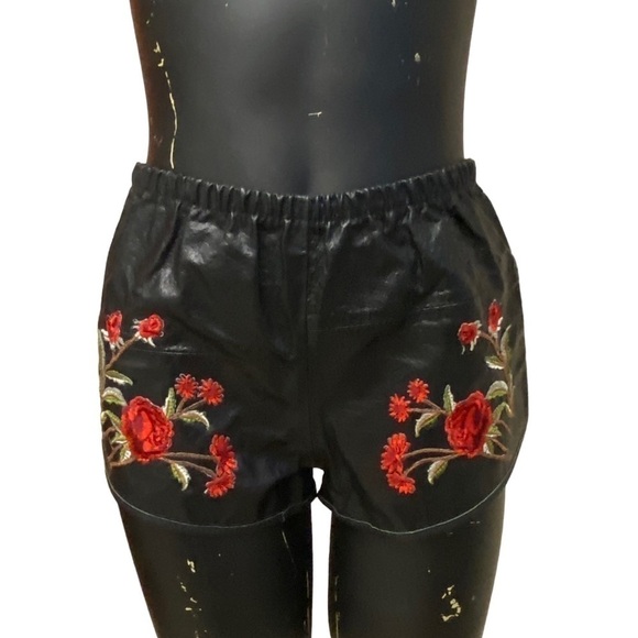 American Vintage Black Faux Leather Short Red Floral Embroidery - Picture 5 of 6